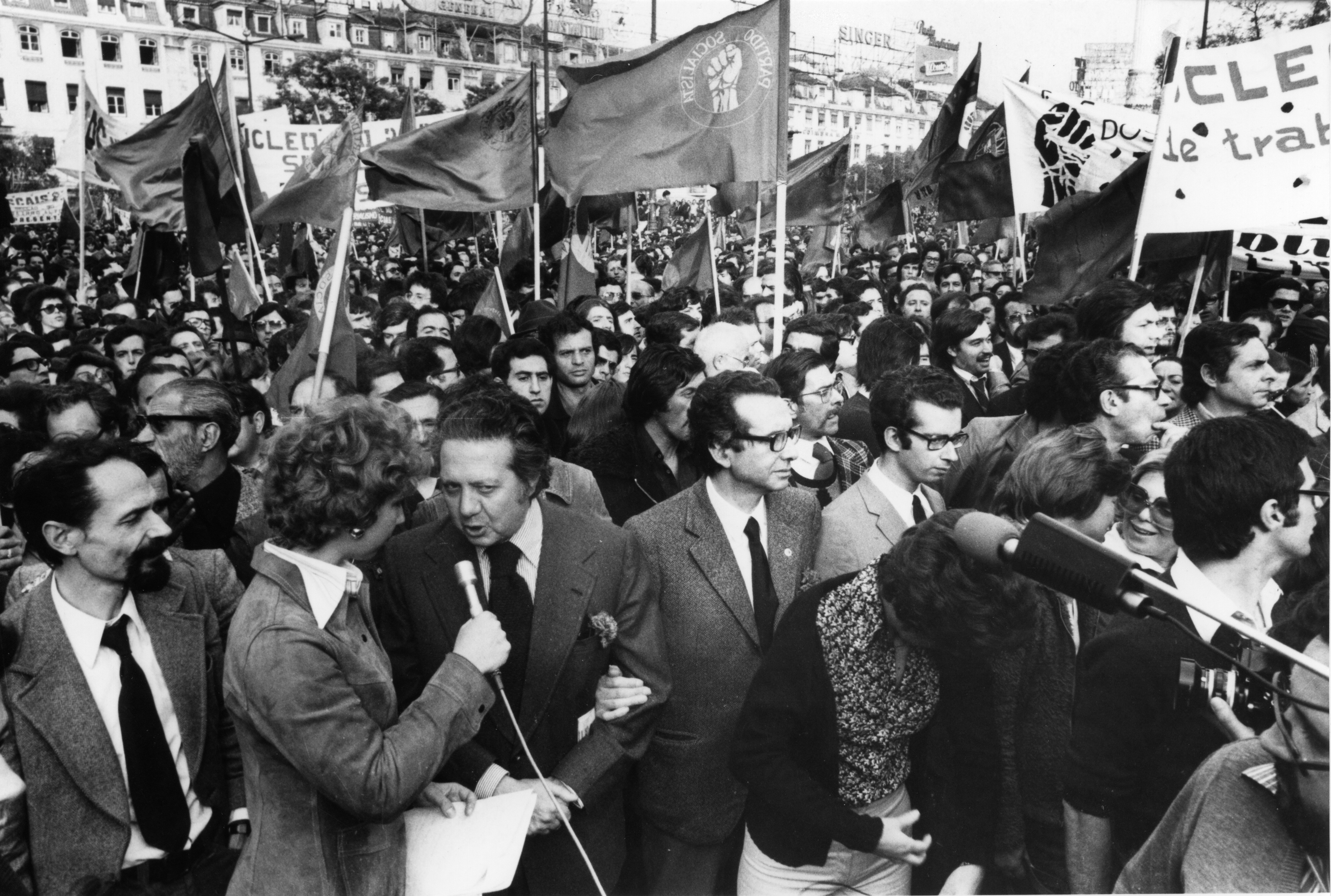 Manifestação de protesto do Partido Socialista contra o encerramento do jornal "A República" (22 de maio de 1975)