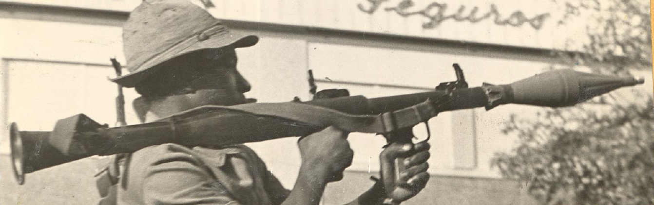 Guerrilheiro angolano com bazuca