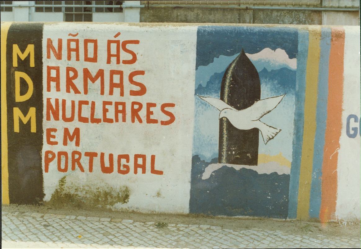 Mural do Movimento Democrático de Mulheres (MDM) contra as armas nucleares