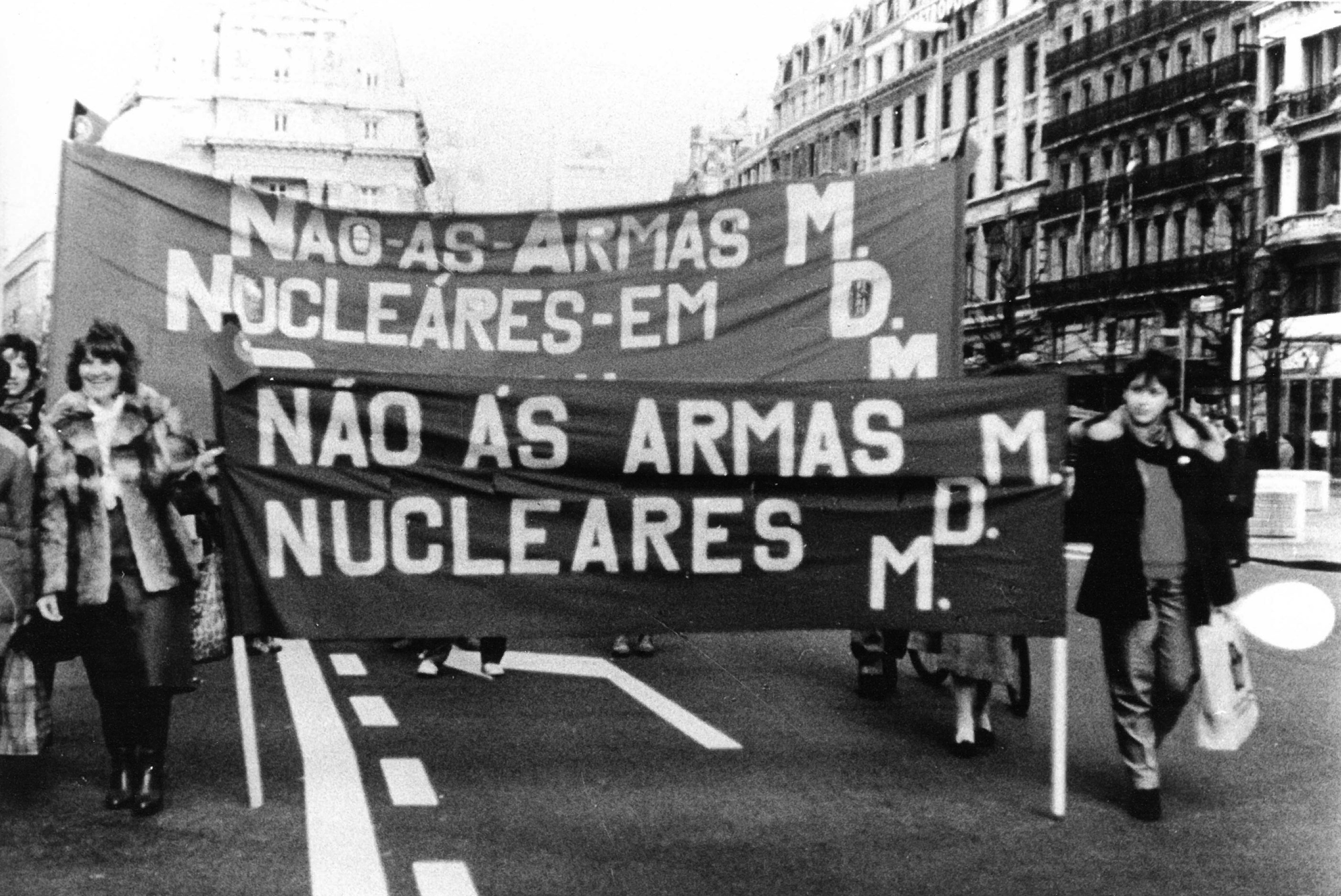 Participação do Movimento Democrático de Mulheres (MDM) nas manifestação contra as armas nucleares