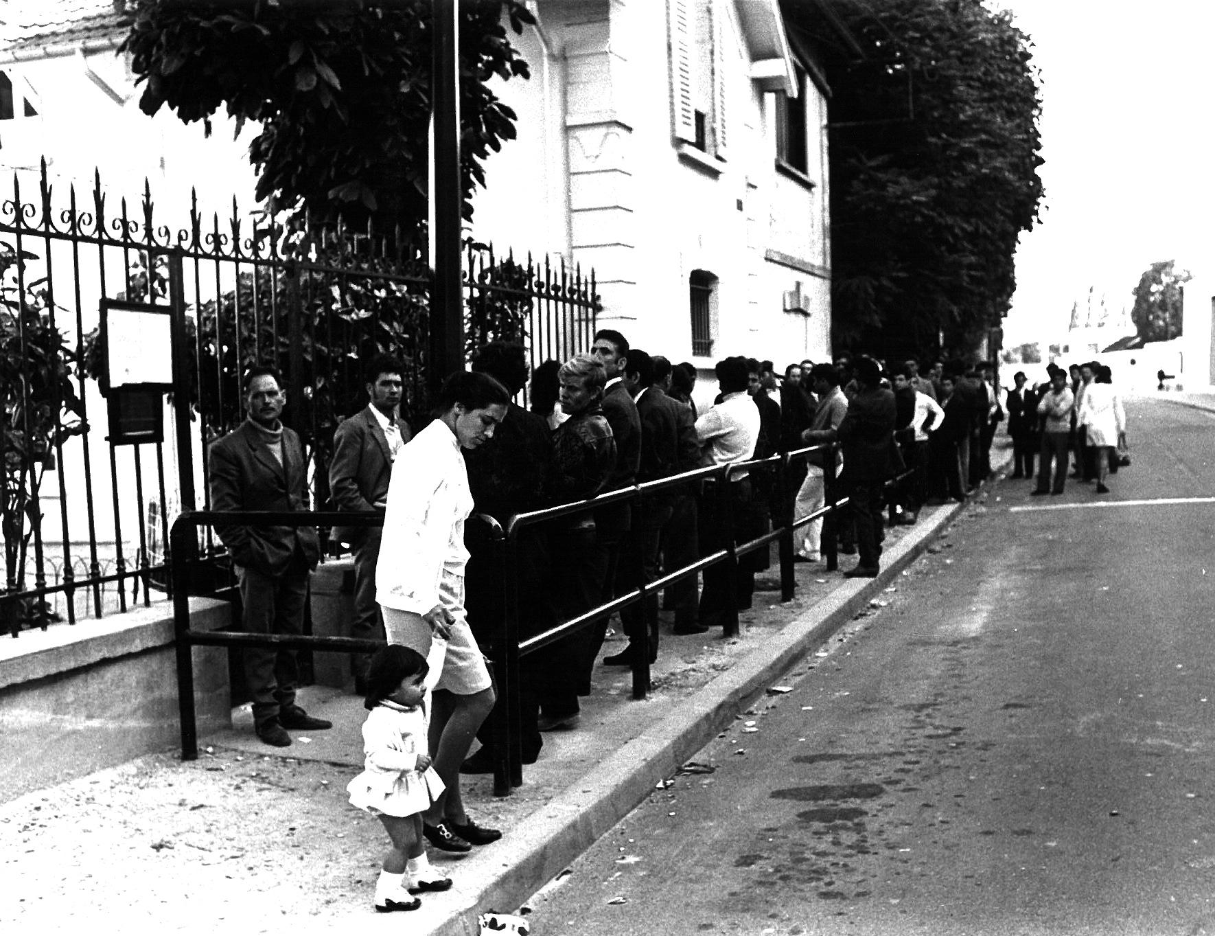 Fila à porta do consulado Nogent–Sur-Marne