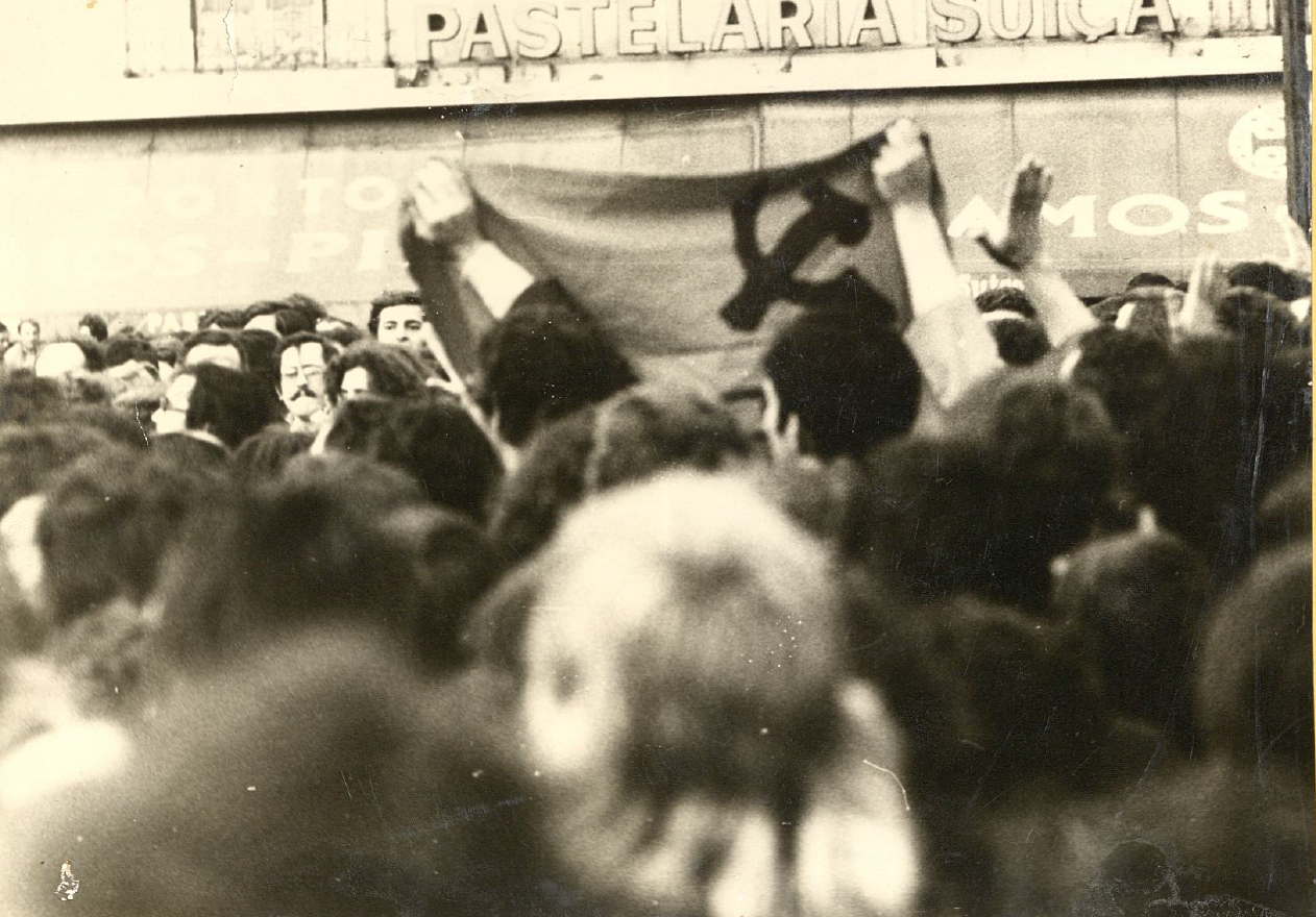 Manifestação com bandeira comunista