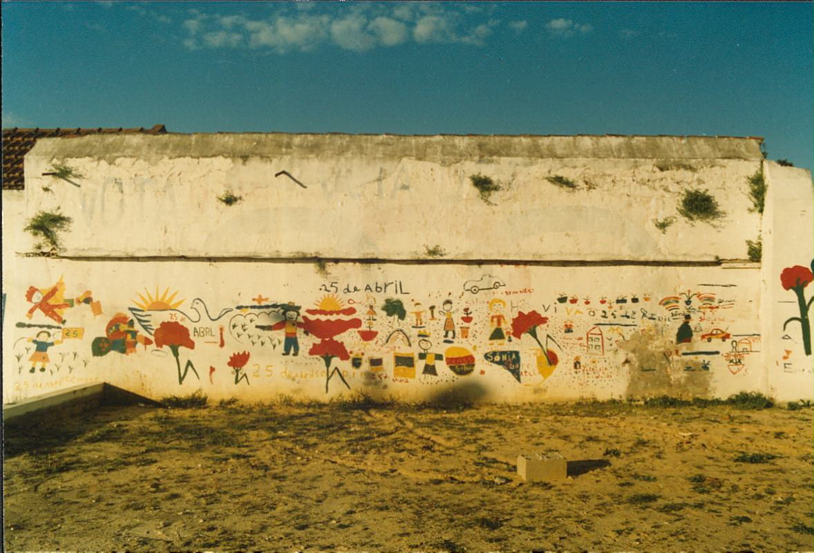 Mural do 25 de Abril pintado por crianças