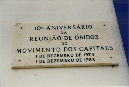 Placa comemorativa do 10º aniversário da Reunião de Óbidos do Movimento dos Capitães (01/12/1973 - 01/12/1983)