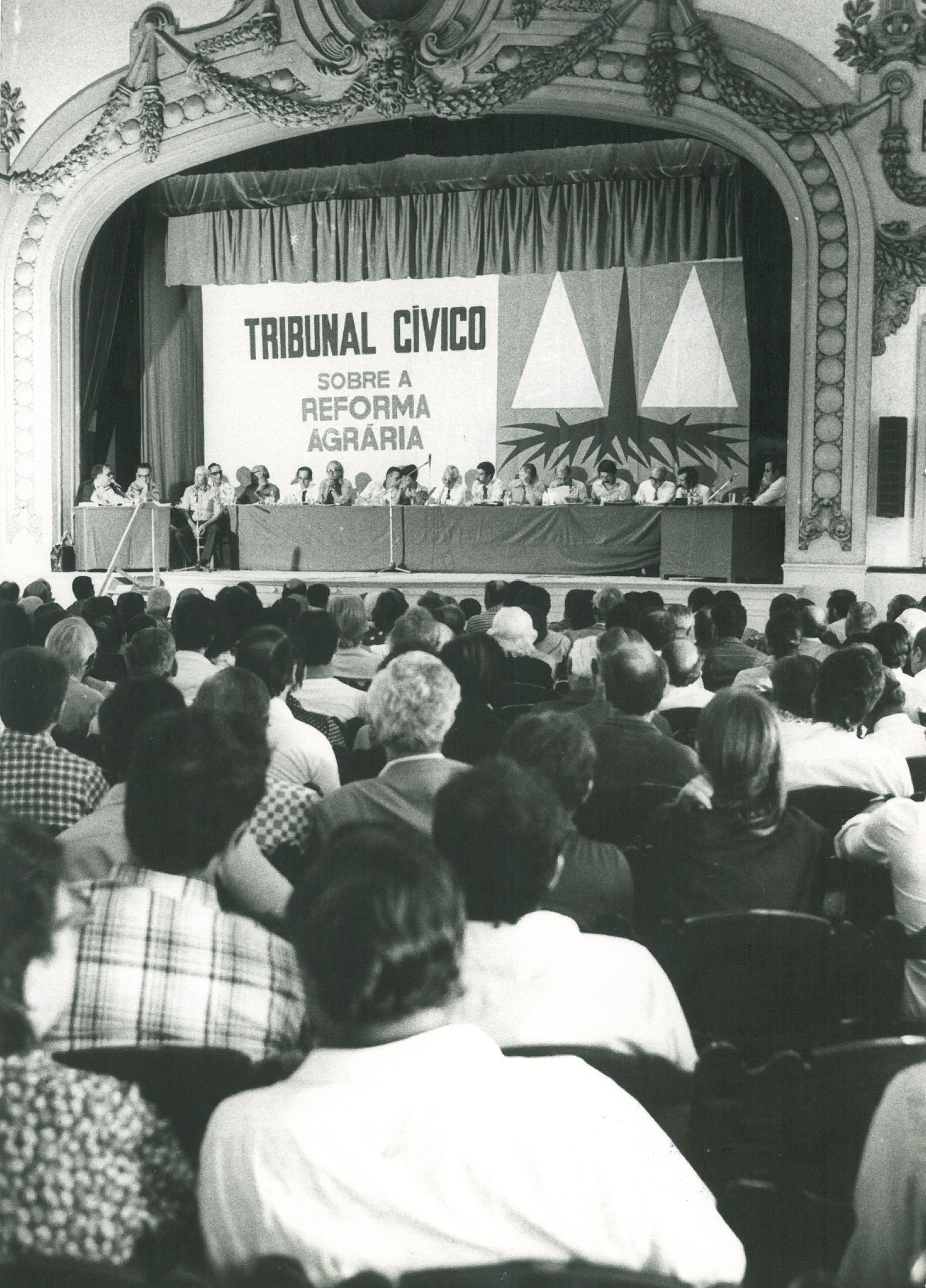 Aspeto da assistência : sessão do Tribunal Cívico sobre a Reforma Agrária, Évora, Teatro Garcia de Resende, julho de 1979