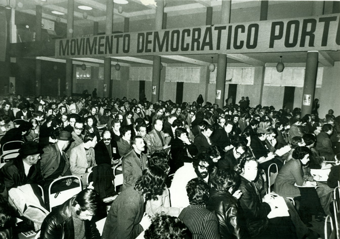 Festa do Movimento Democrático Português/Comissão Democrática Eleitoral (MDP/CDE) no pavilhão dos desportos (1975)