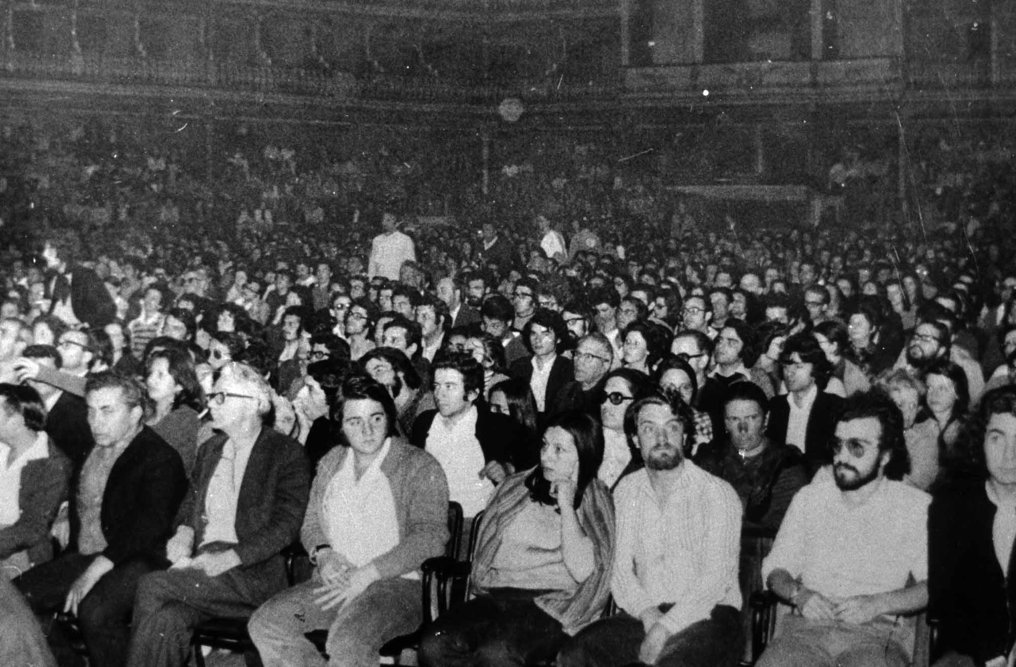 Comício da Esquerda Revolucionária no Coliseu dos Recreios em Lisboa (1975)