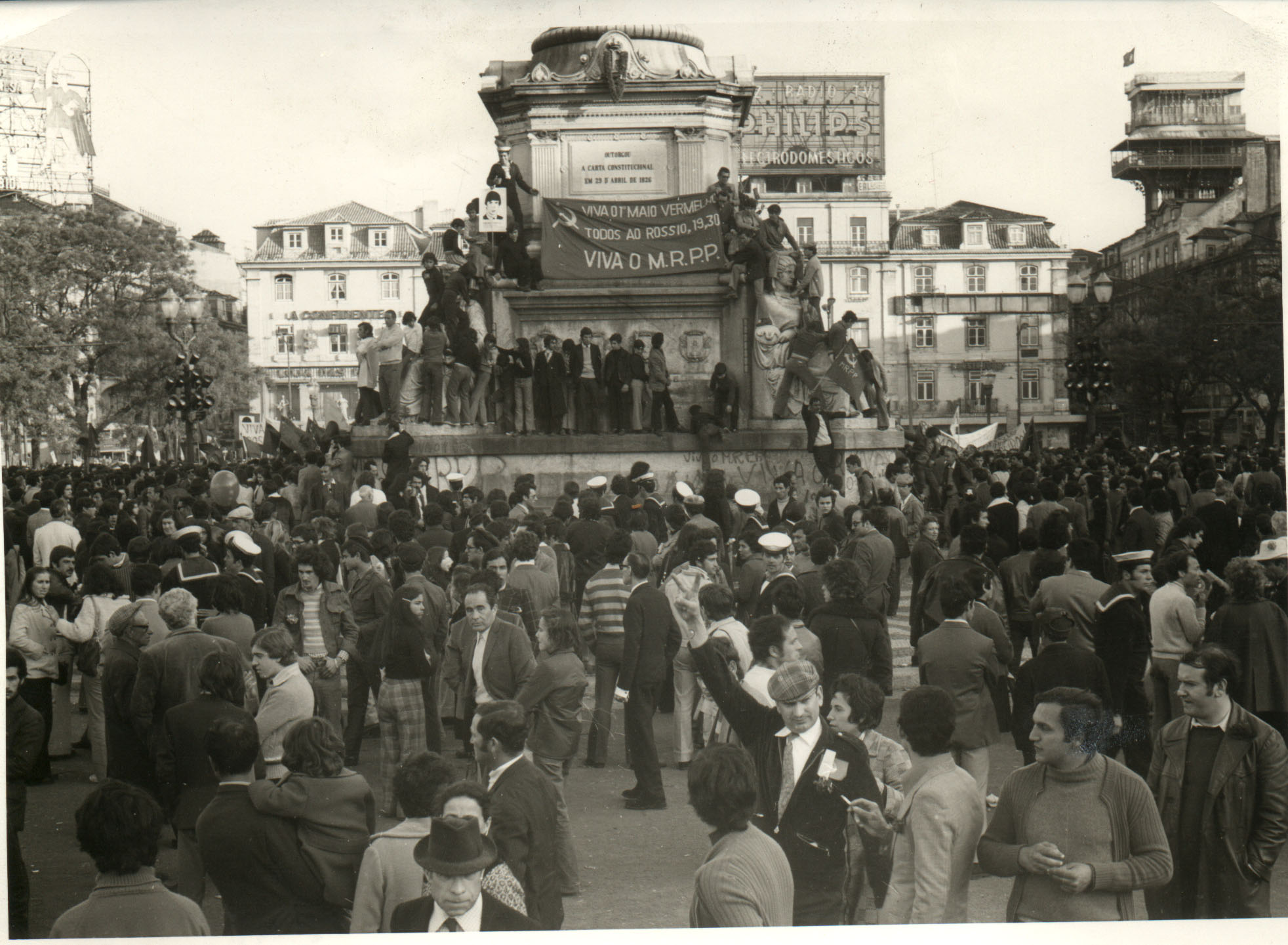 Manifestação 1º de Maio 1974 Lisboa;  Militantes do MRPP