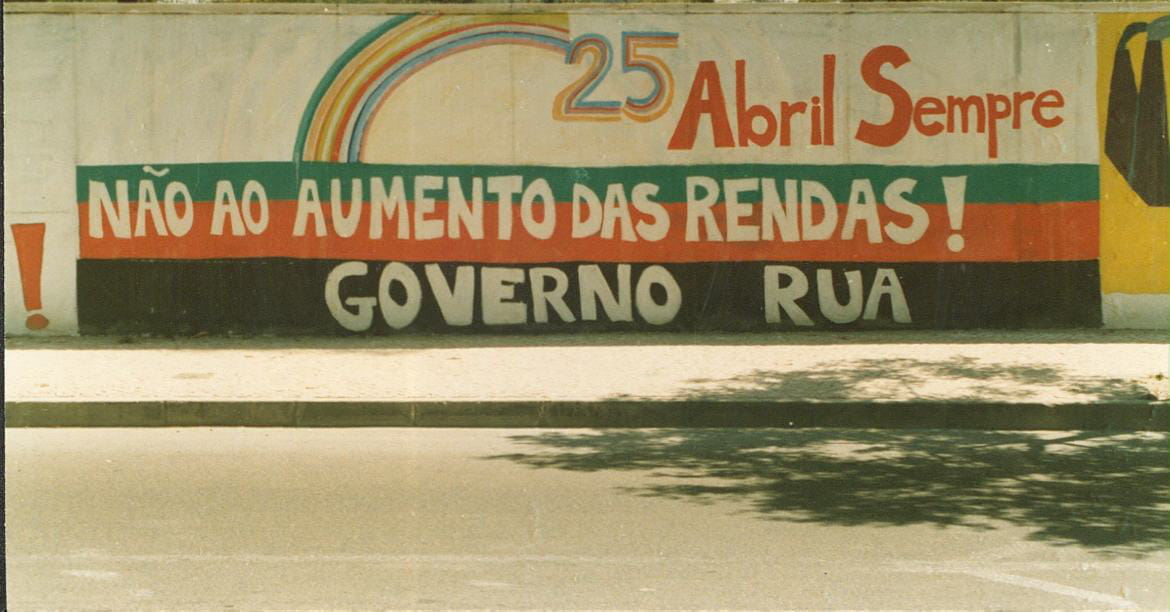 Mural sobre 25 de Abril e contra o aumento das rendas