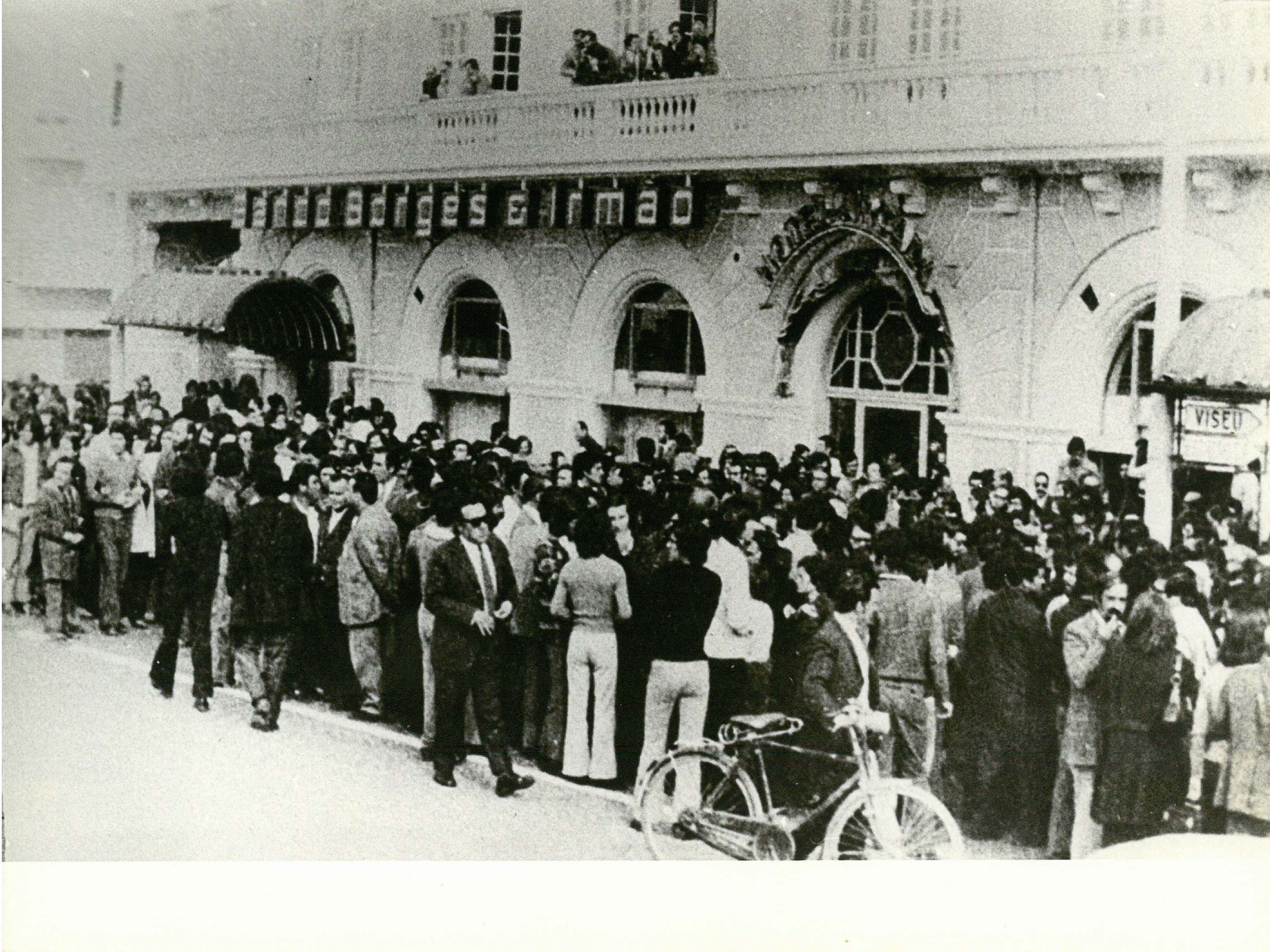 Comemorações 25 de Abril 1975(?). Largo da Portagem, em frente ao banco Borges & Irmão, Coimbra