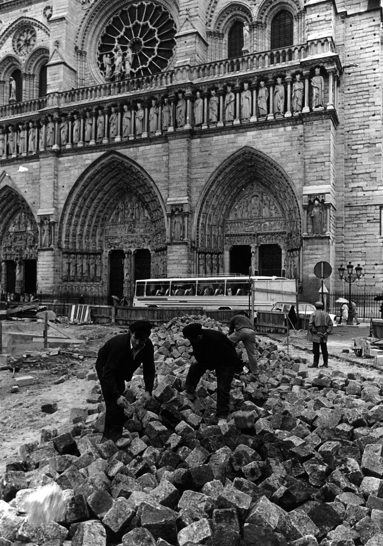 Operários portugueses em frente á Notre-Dame