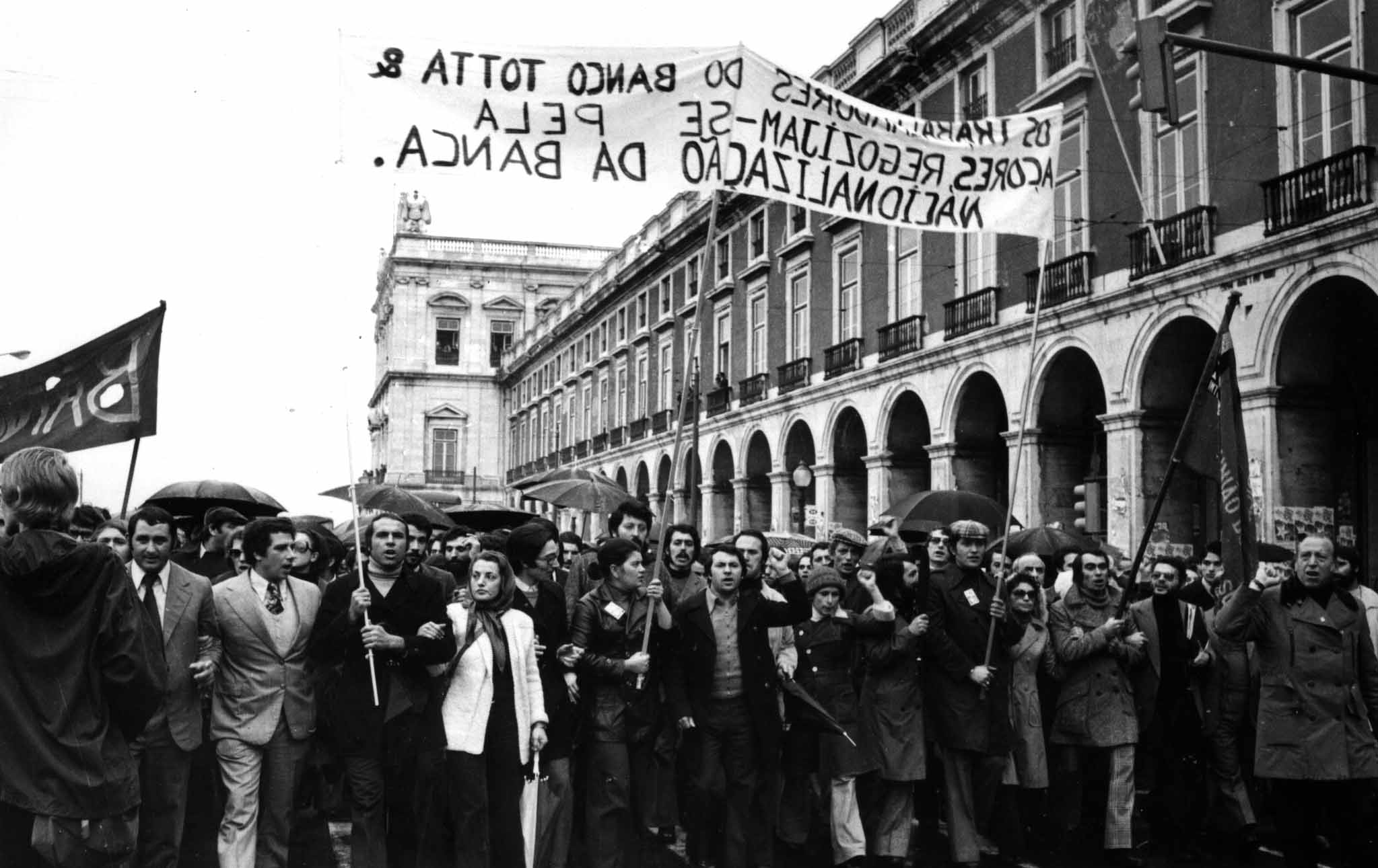 Manifestação de apoio dos bancários à nacionalização da banca nas ruas de Lisboa (14 de março de 1975)