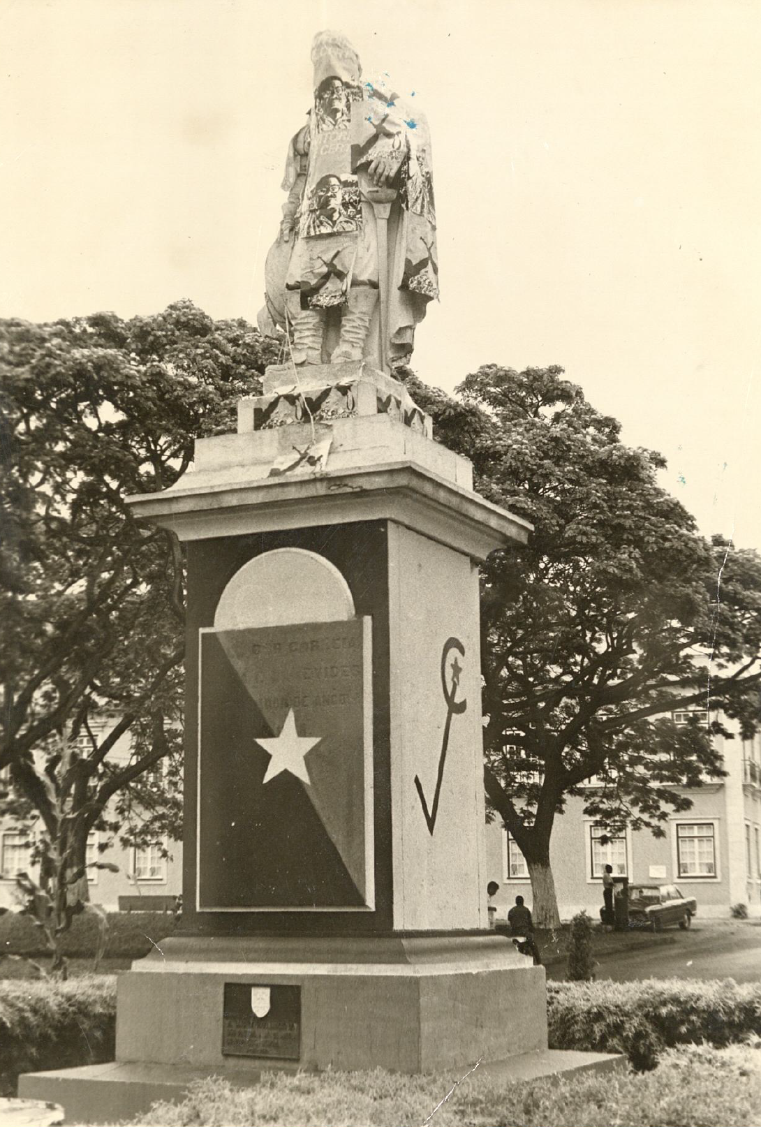 Estátua portuguesa tapada em Luanda (2)