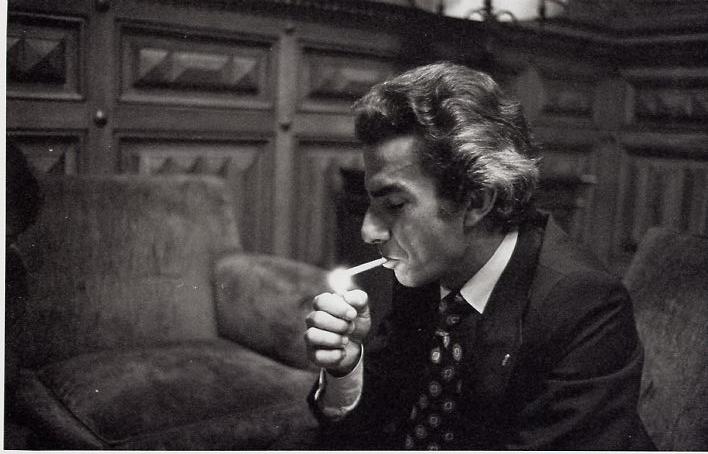 Sá Carneiro, num gabinete, fumando um cigarro