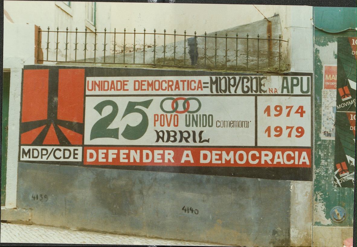 Mural do Movimento Democrático Português/Comissão Democrática Eleitoral (MDP/CDE) e da Aliança Povo Unido (APU)