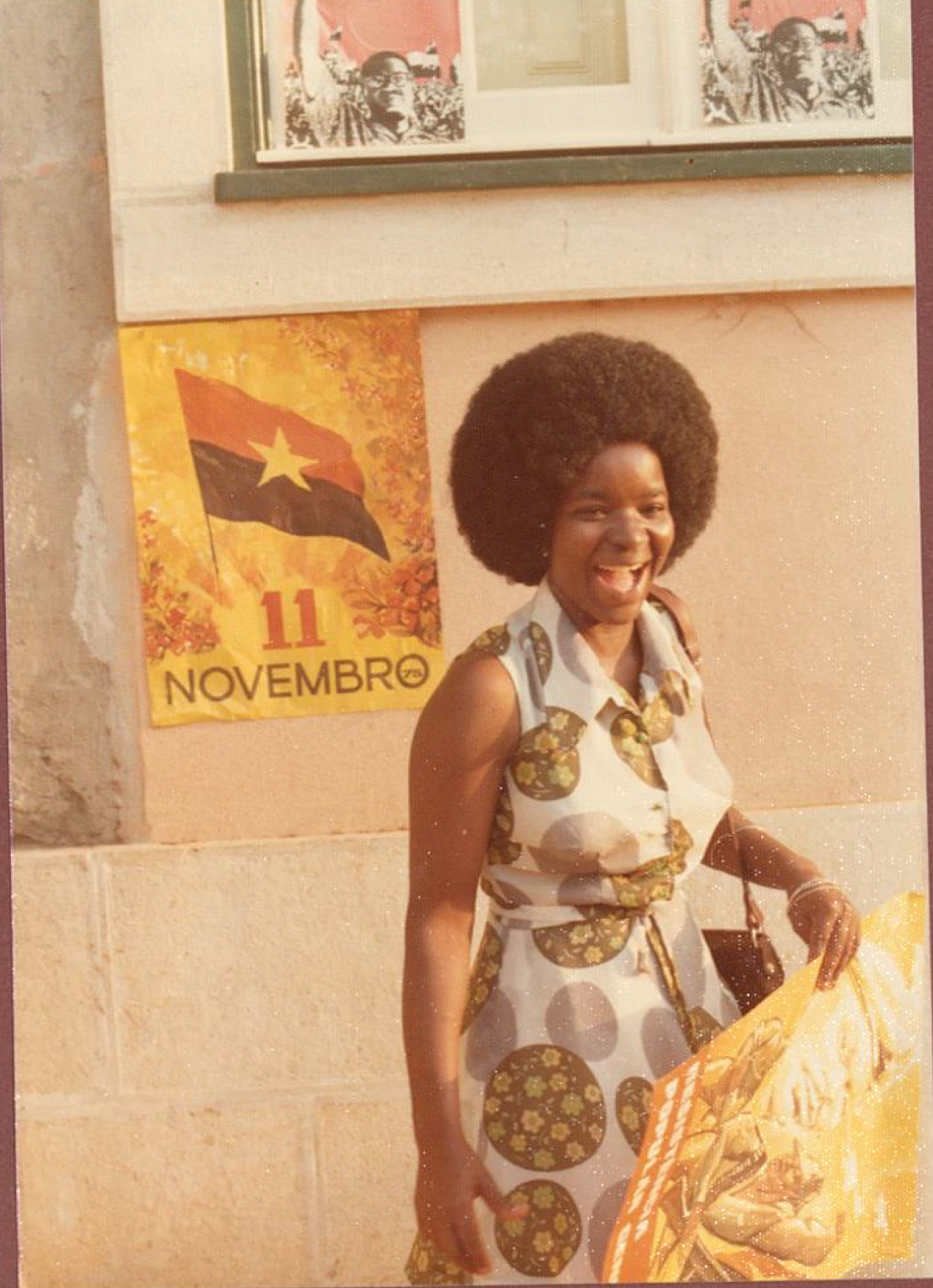 Cartazes e mulher em Luanda