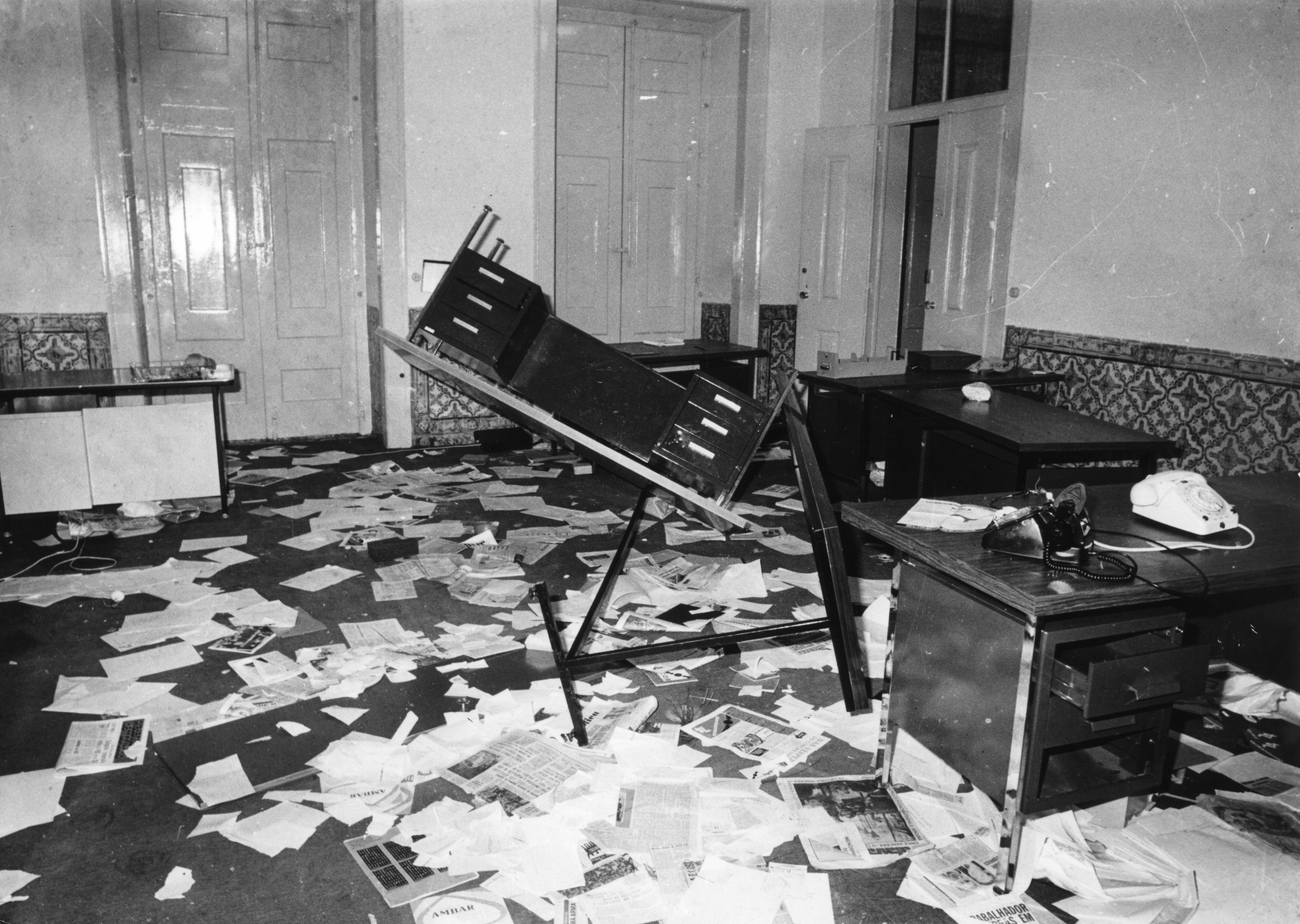 Destruição na sede do Centro Democrático Social em Lisboa (11 de março de 1975)