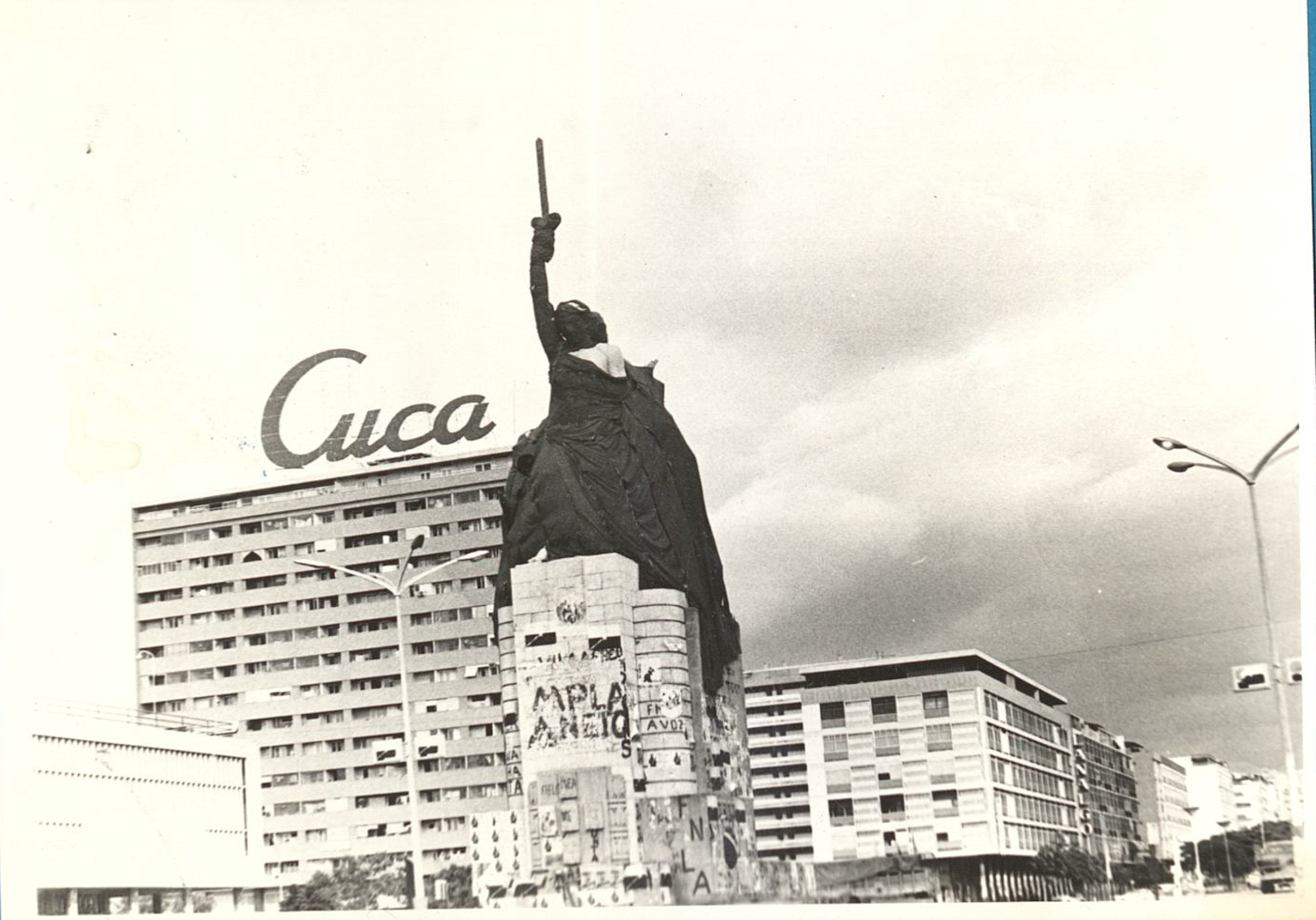 Estátua portuguesa tapada em Luanda