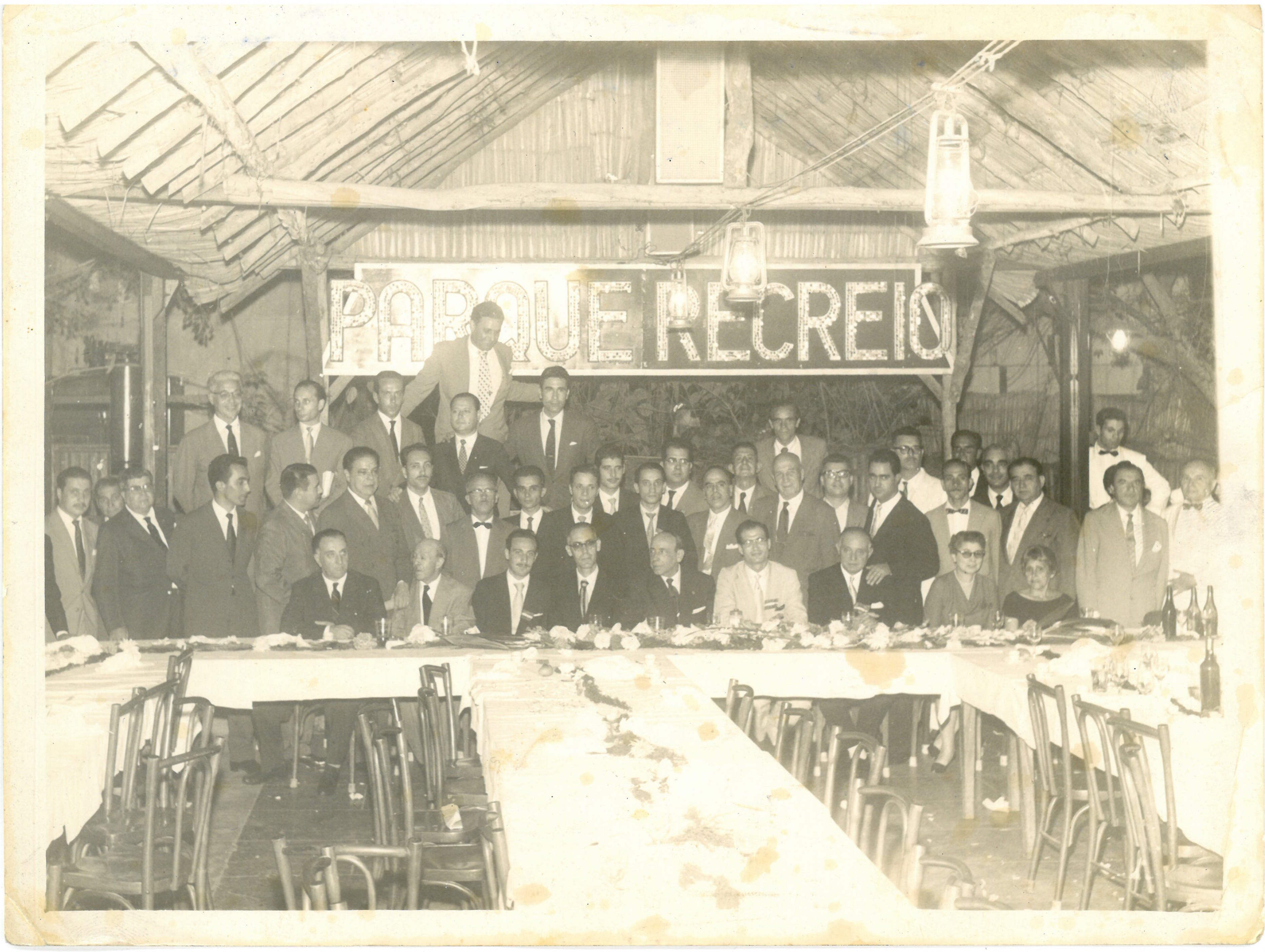 Humberto Delgado no restaurante Recreio com um grupo de opositores ao regime de Salazar no Rio de Janeiro (1959)