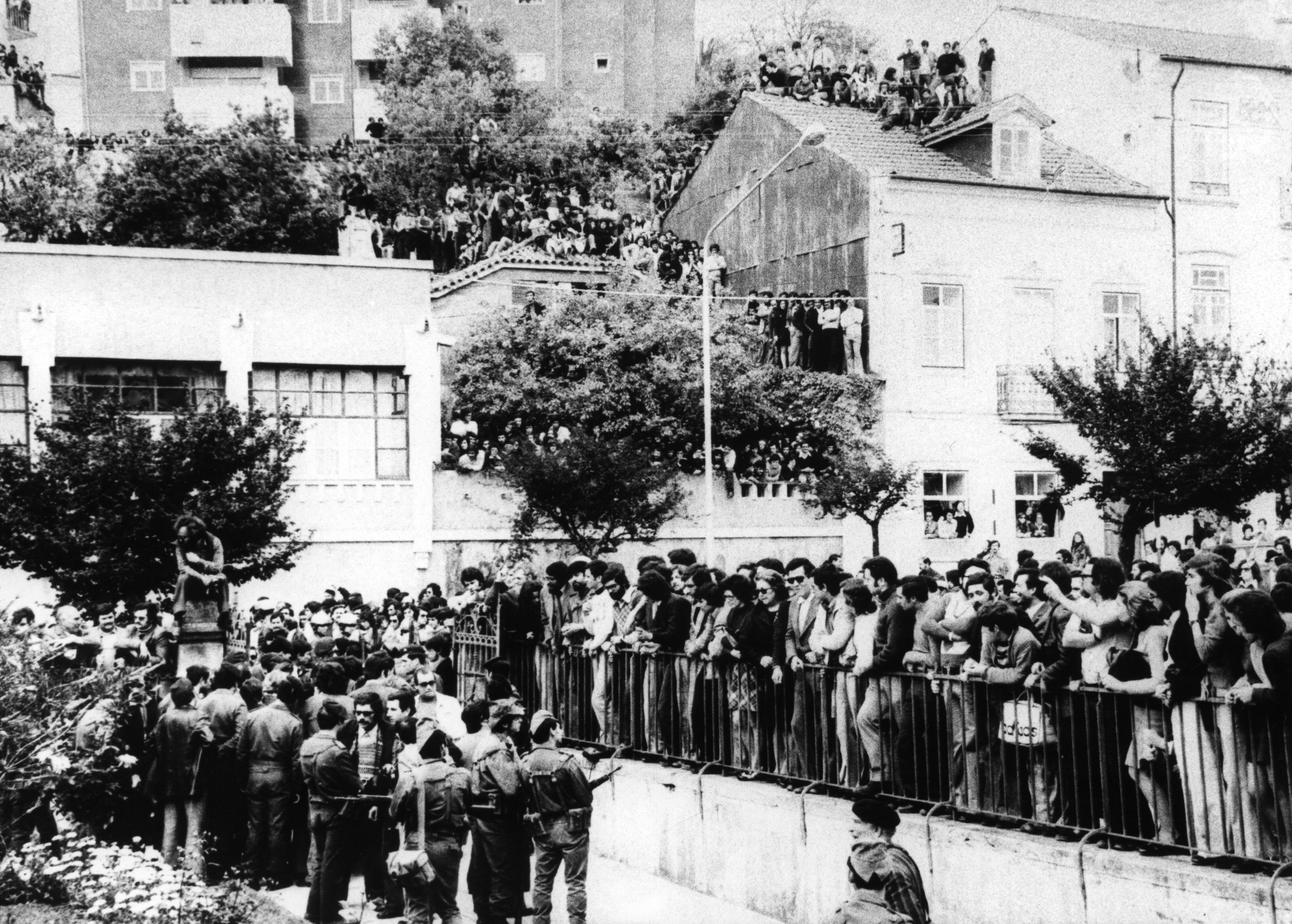 Multidão com o Movimento das Forças Armadas à espera dos elementos da PIDE/DGS em Coimbra (abril de 1974)