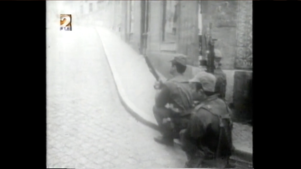 Militares na rua durante o 25 de Abril de 1974 e discurso de António de Spínola