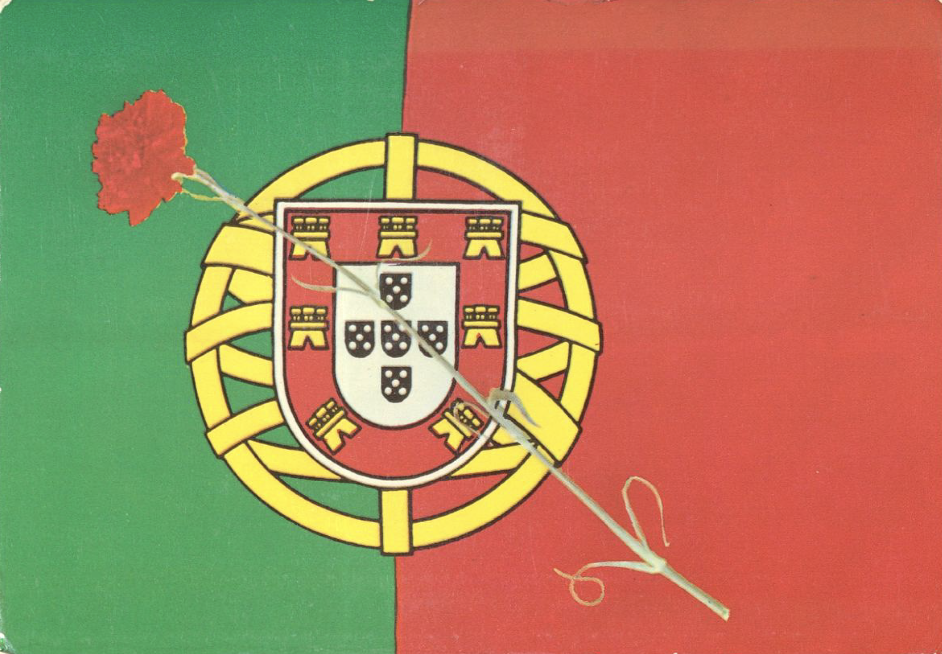 Bandeira portuguesa com cravo