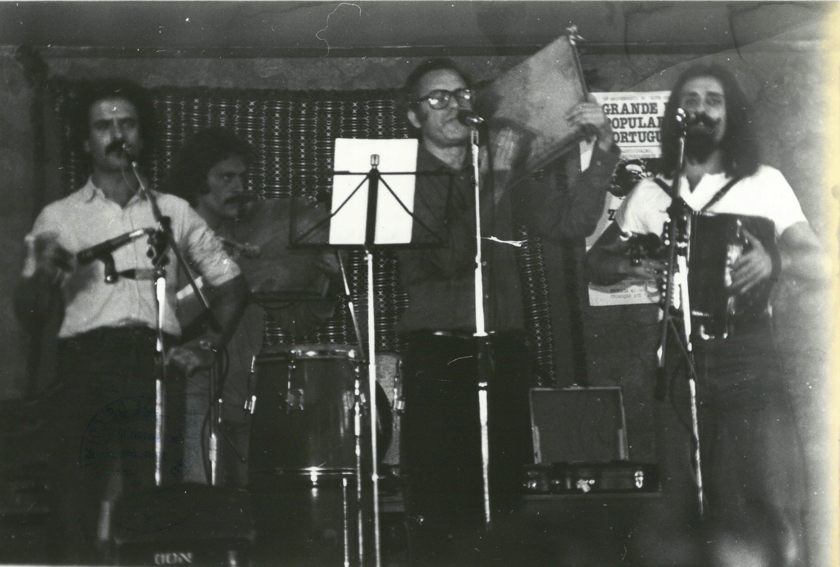 Zeca Afonso na festa do 5º aniversário “Luta Comum” no Westmister, Hospital em Londres, 1979