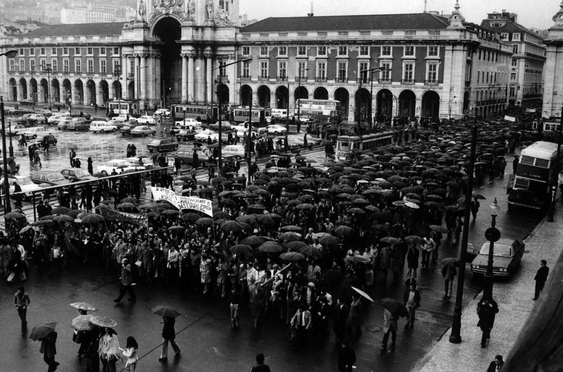 Manifestação de apoio dos bancários à nacionalização da banca nas ruas de Lisboa (14 de março de 1975)