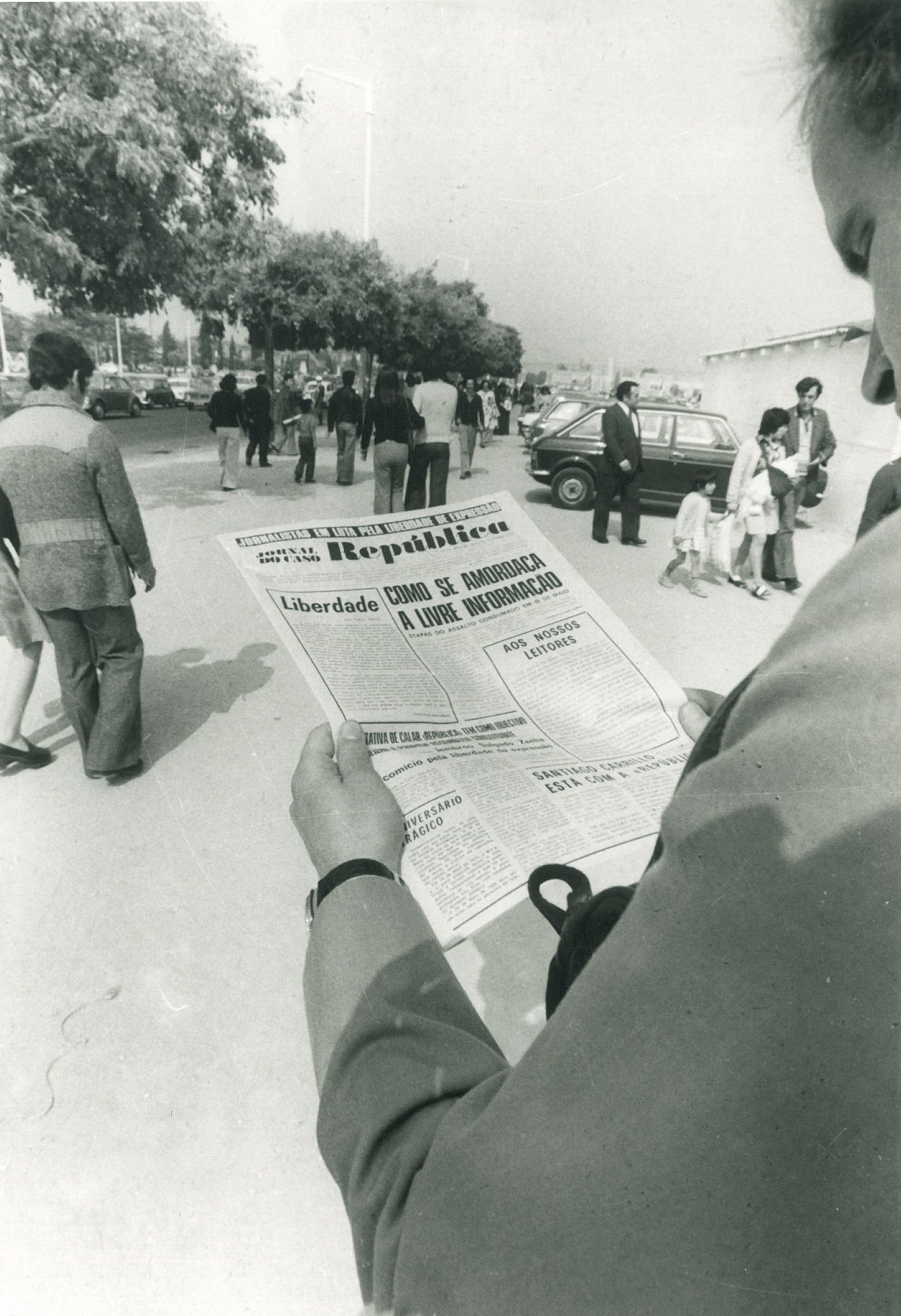 Venda do Jornal "A República" (30 de maio de 1975)