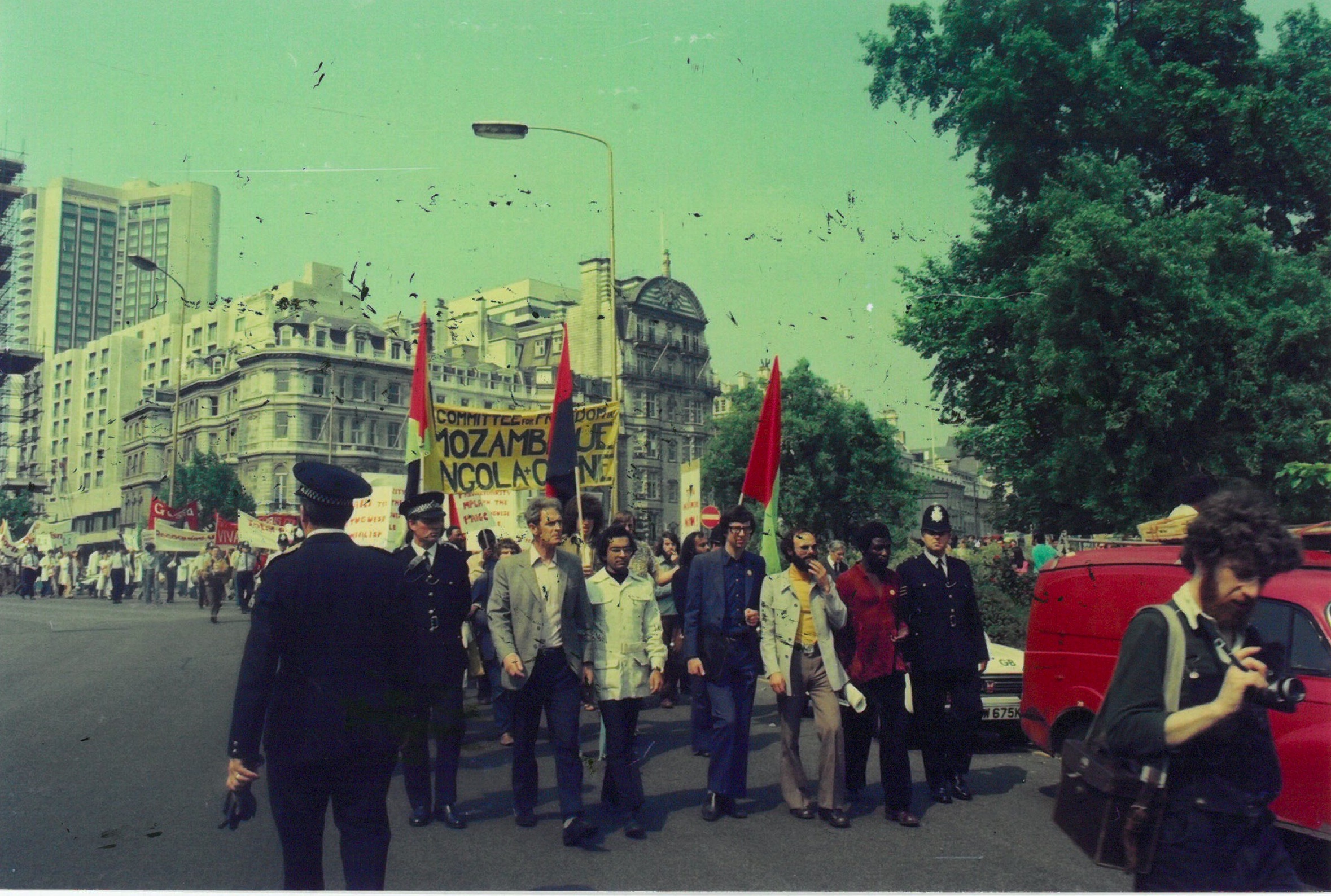 Manifestação pedindo independência imediata para as colónias portuguesas em Londres, (setembro de 1975)