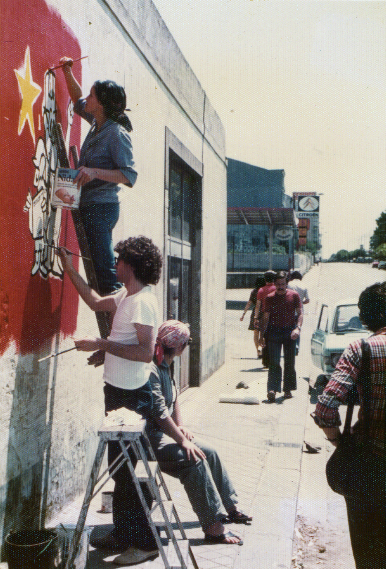 Pintura de mural em Braga por militantes do Movimento da Esquerda Socialista (MES) (1976)