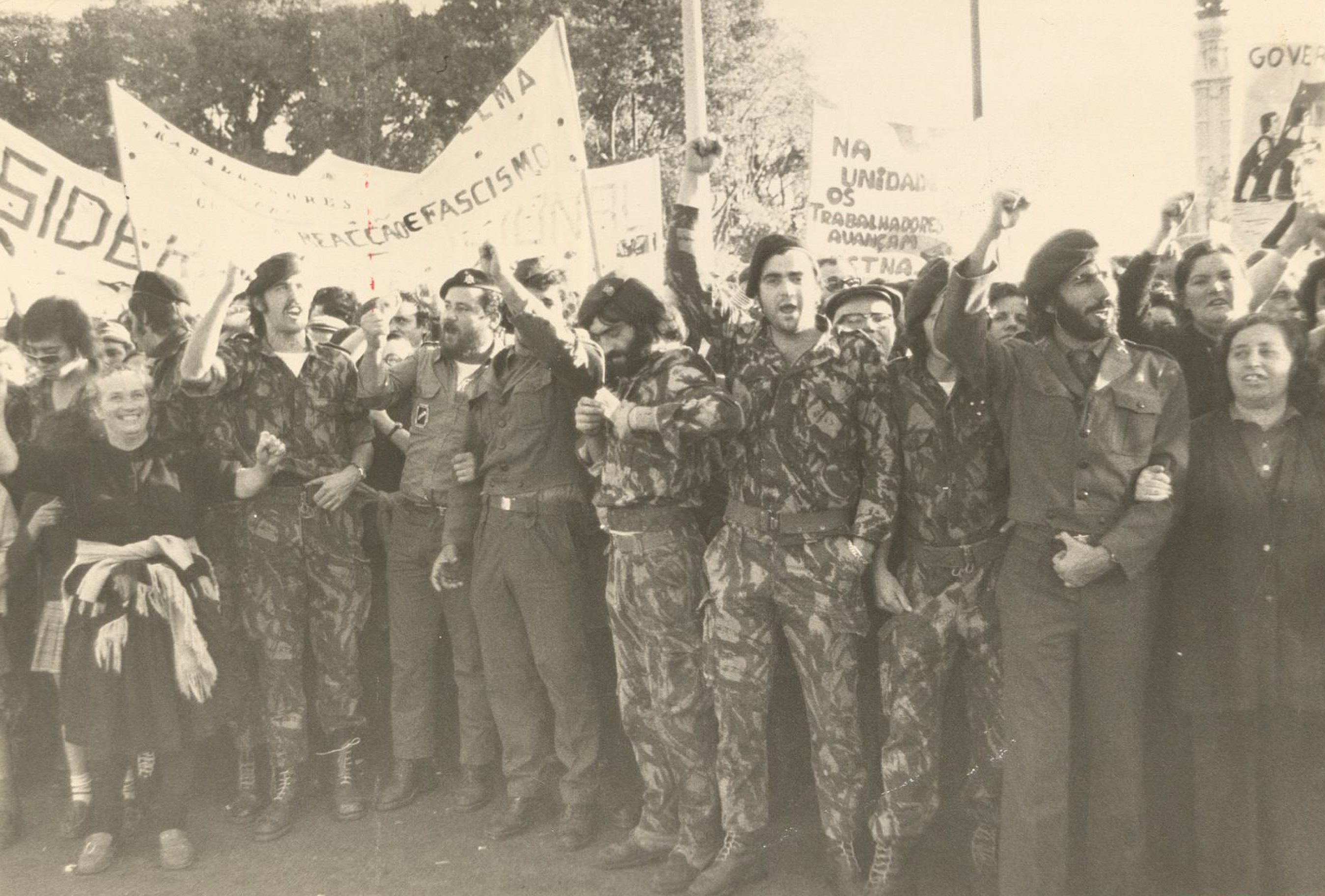 Manifestação com militares e populares (3)