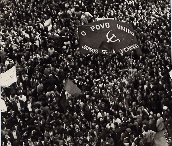 Manifestação com bandeira "O povo unido..."