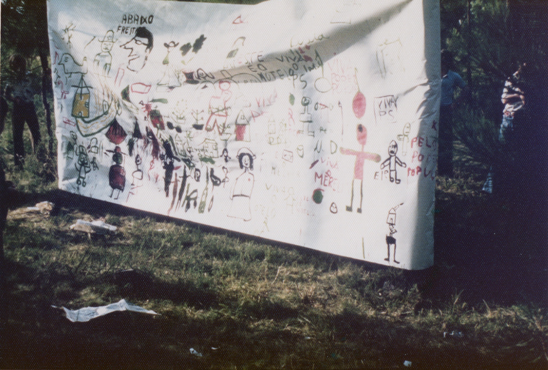 Desenhos de crianças na Festa Popular do Movimento da Esquerda Socialista (MES) em Merelim, Braga (1976)