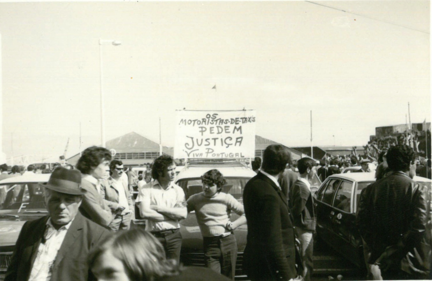 Fotografia: Manifestação 1º de Maio de 1974/Ilha Terceira, Açores, Fotos - Colecção – F.P. Keil do Amaral CX 40.