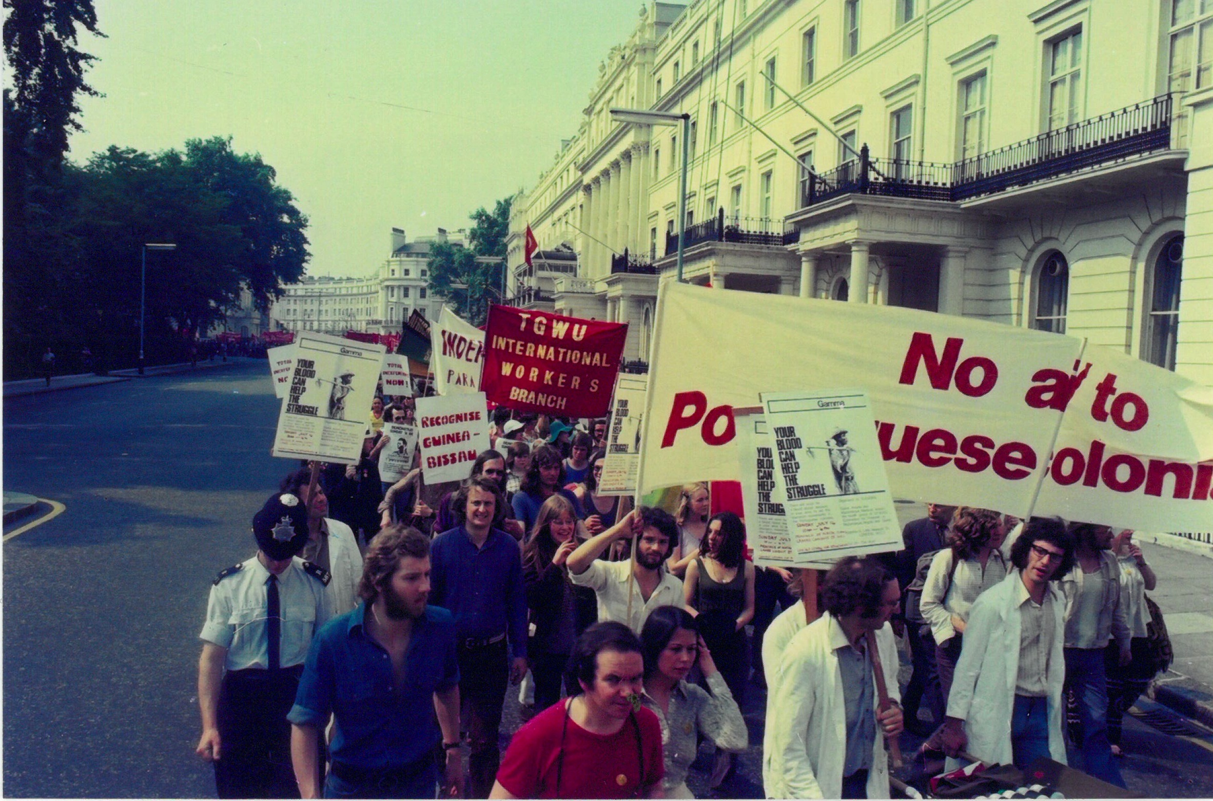 Manifestação pedindo independência imediata para as colónias portuguesas em Londres (setembro de 1975)