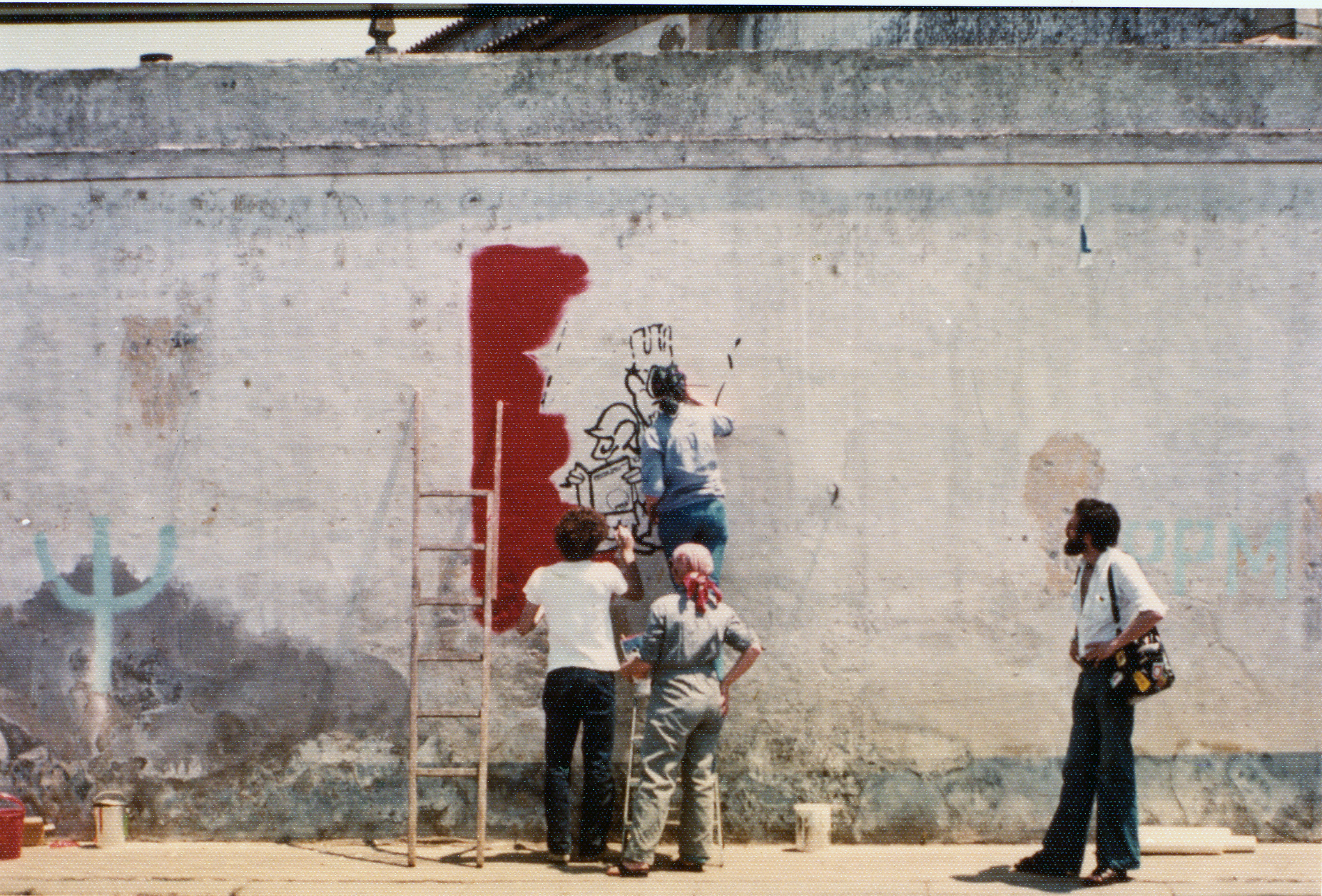 Pintura de mural em Braga por militantes do Movimento da Esquerda Socialista (MES) (1976)