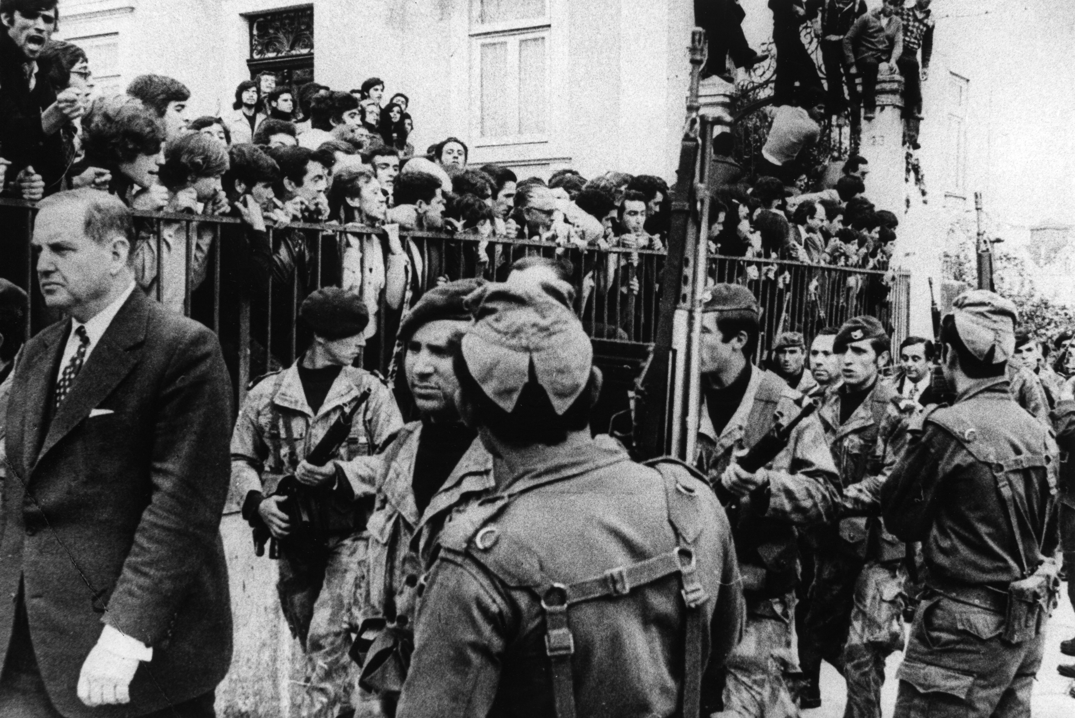 Saída dos agentes da PIDE/DGS da sede em Coimbra (abril de 1974)