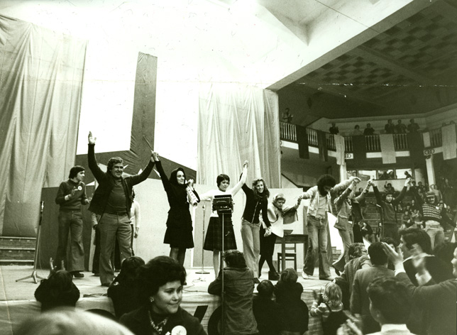 Festa do Movimento Democrático Português/Comissão Democrática Eleitoral (MDP/CDE) no pavilhão dos desportos (1975)