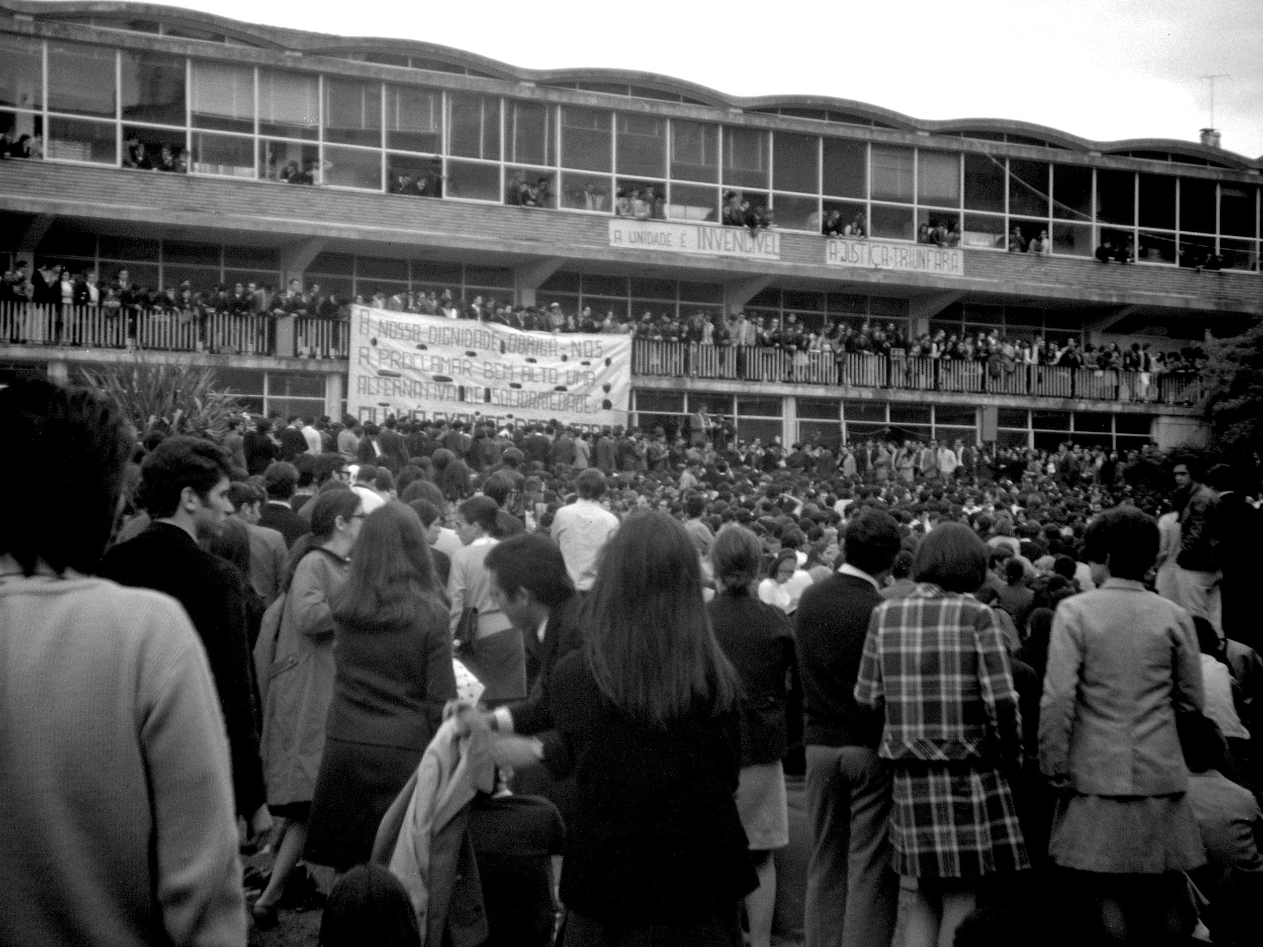 Plenário de estudantes durante a crise académica (1969)
