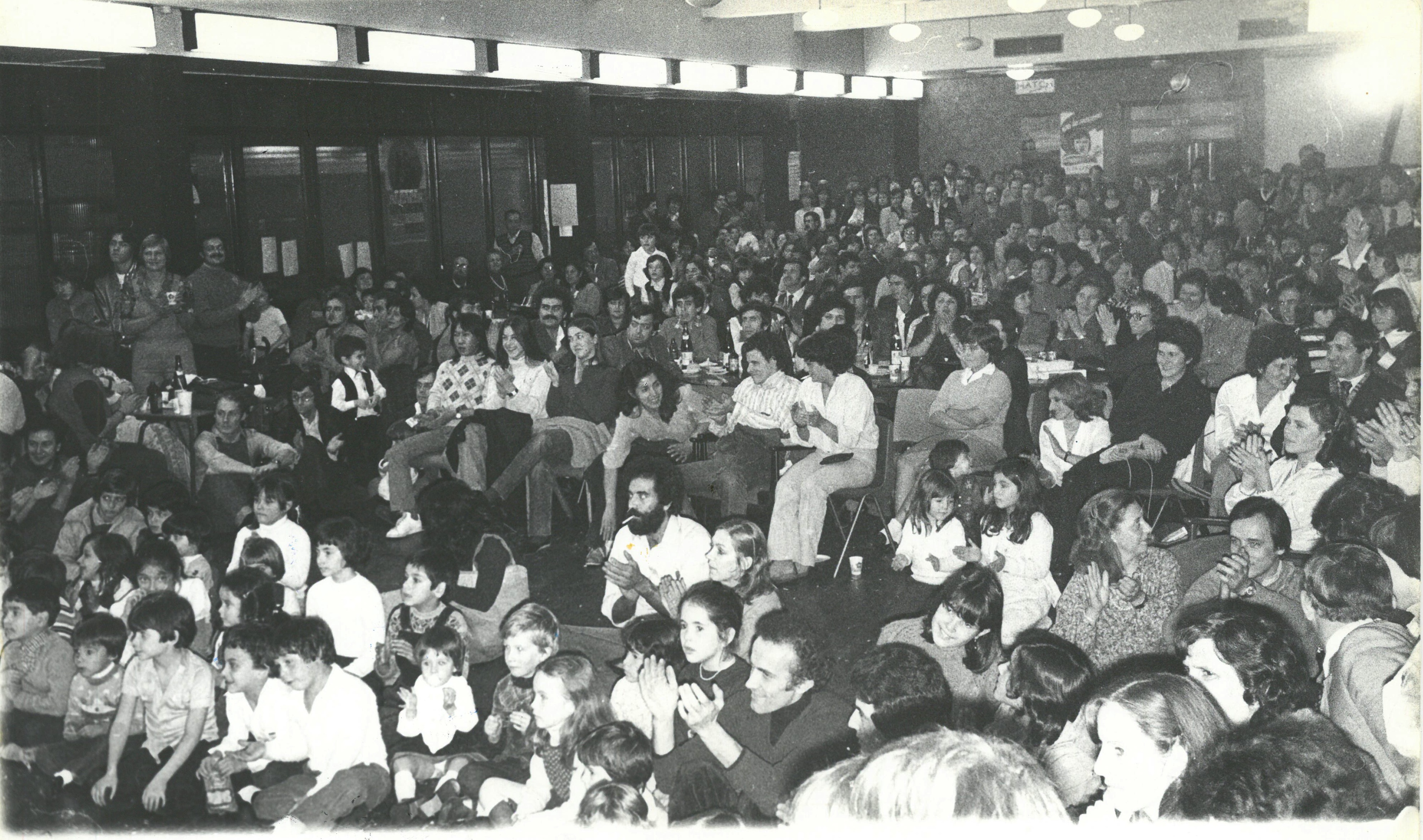 Aspecto da audiência na festa comemorativa do 5º aniversário do “Luta Comum”, ouvindo Zeca Afonso. Sala Westminster hospital de Londres