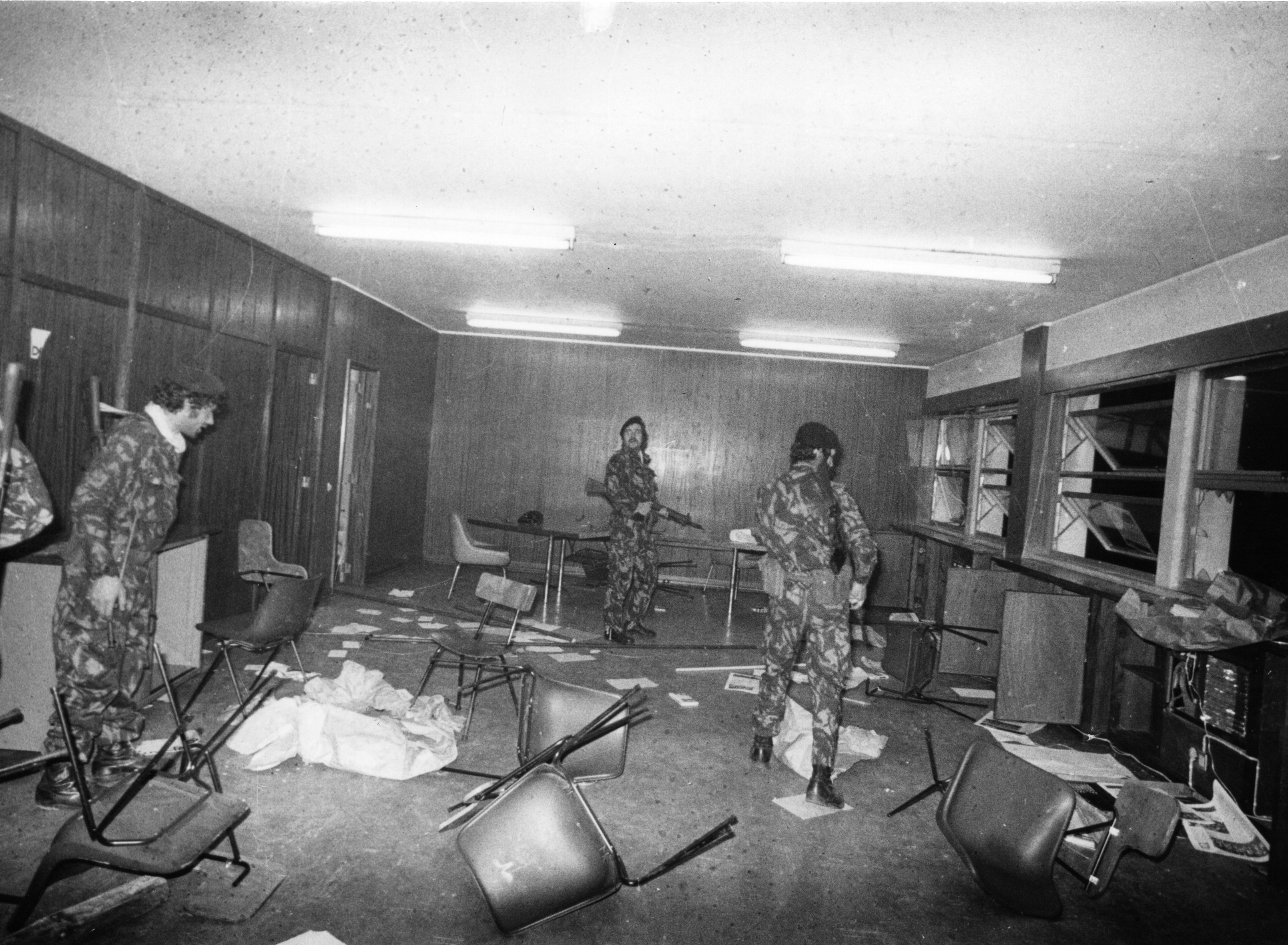 Forças do COPCON observam as destruições na sede do Partido da Democracia Cristã em Lisboa (11 de março de 1975)
