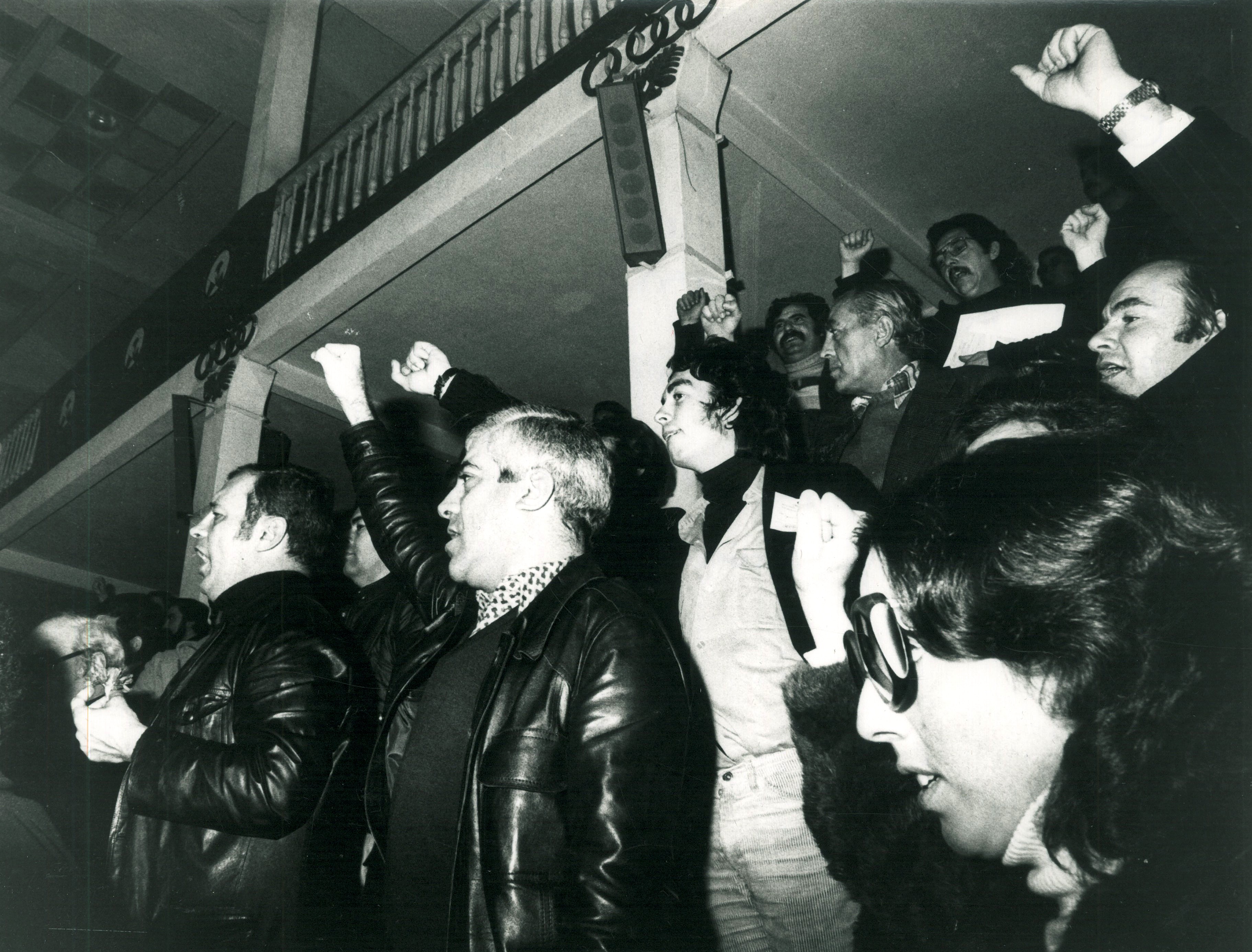 Convenção da Esquerda Socialista e Democrática (de que saiu a UEDS, de António Lopes Cardoso). Lisboa, Pavilhão dos Desportos, a 28 e 29 de Janeiro de 1978.  Otelo Saraiva de Carvalho, ao centro. Jorge Abreu (à direita, em cima).