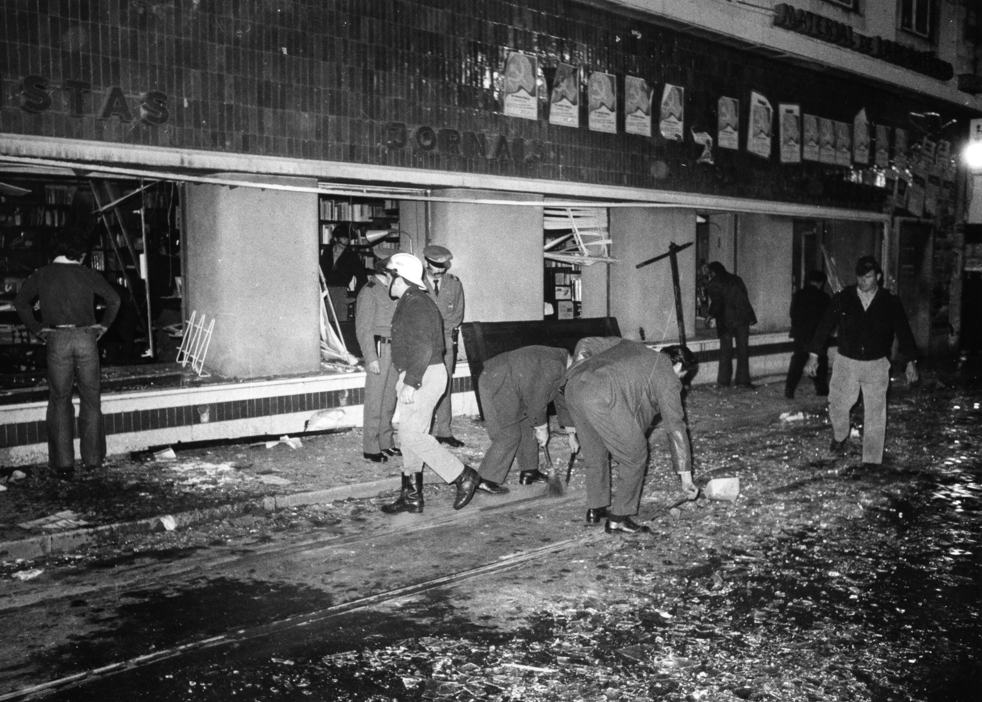 Atentado à bomba contra a livraria do Diário de Notícias no Chiado (novembro de 1975)